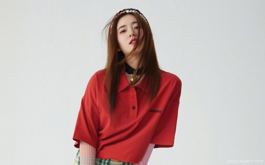 休闲风女神赵露思时尚白皙迷人写真图片