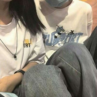 小男孩玩手机的情侣头像 独一无二情头图片