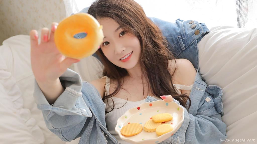 美女居家迷人图片