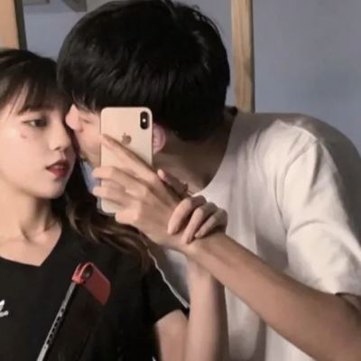 qq情侣头像男生女生拿手机的 可爱甜蜜图片