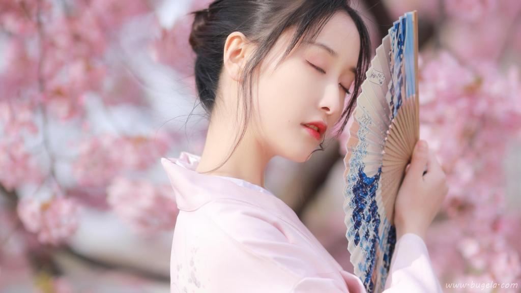 浪漫樱花季下的美女图片
