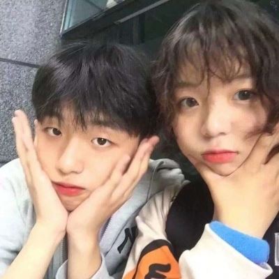 小男孩玩手机的情侣头像 独一无二情头图片