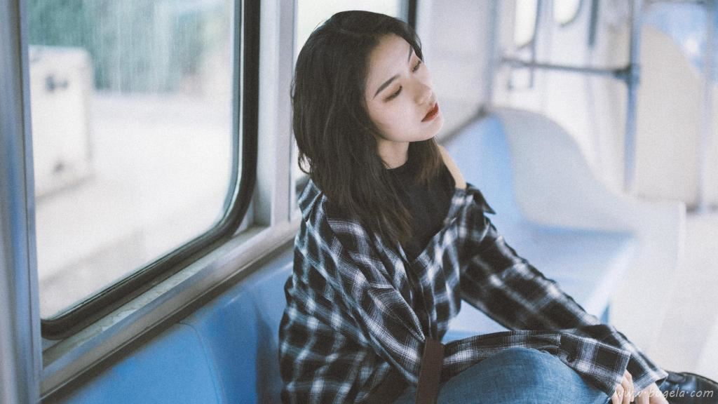 率性优雅的美女图片