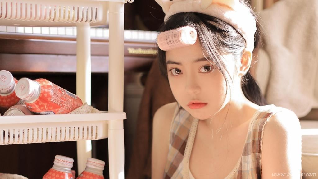 美女居家可爱俏皮图片