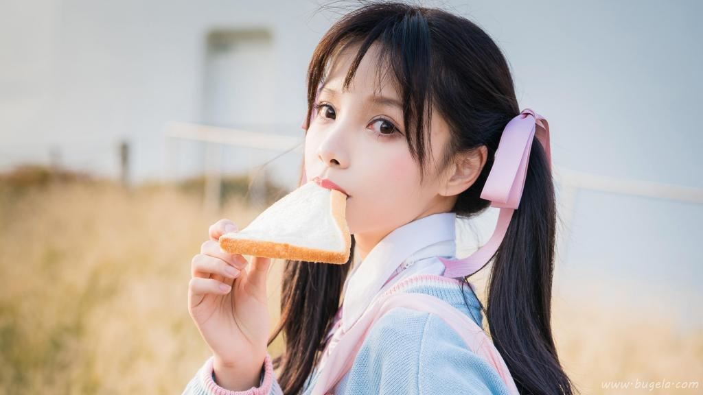 甜美面包少女谢安然可爱写真图片