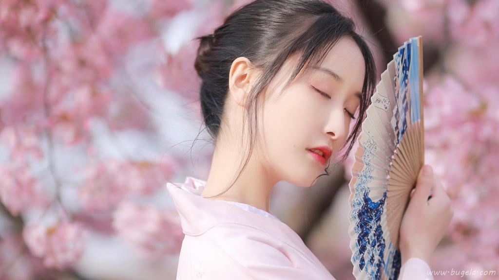 浪漫樱花季下的美女图片