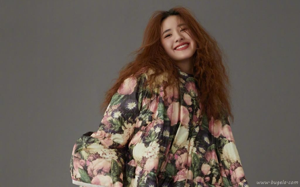 休闲风女神赵露思时尚白皙迷人写真图片