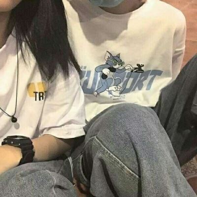 小男孩玩手机的情侣头像 独一无二情头图片