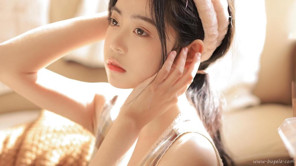 美女居家可爱俏皮图片