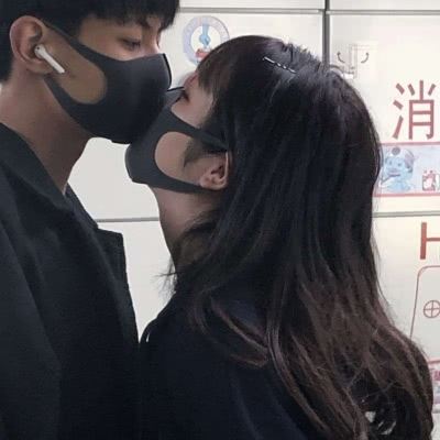 小男孩玩手机的情侣头像 独一无二情头图片