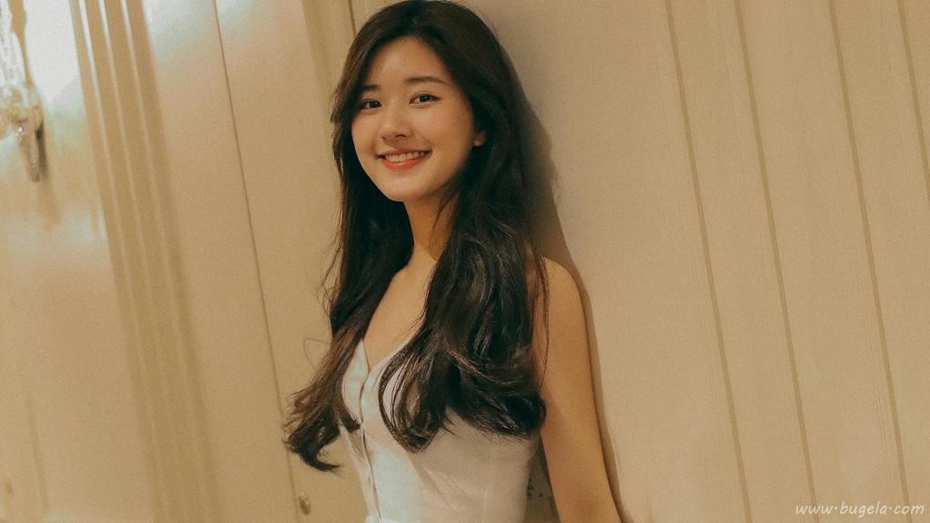 元气少女赵露思白色礼服可爱写真图片