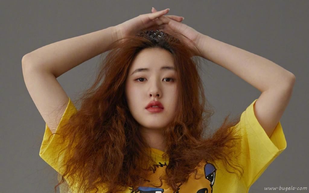 休闲风女神赵露思时尚白皙迷人写真图片