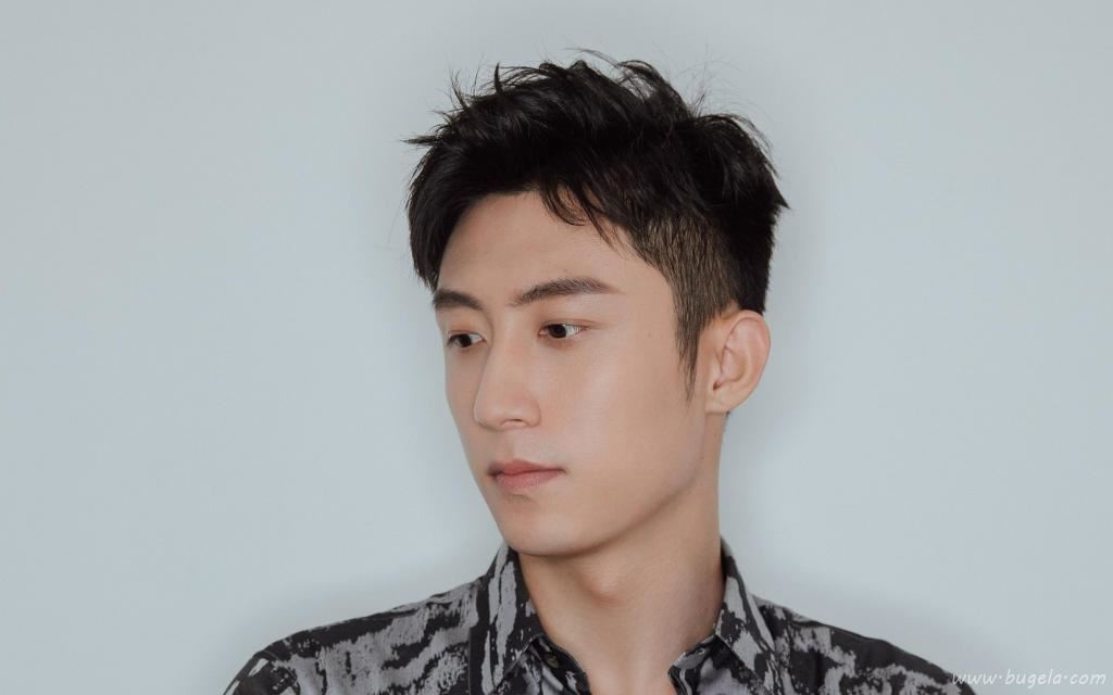 黄景瑜时尚休闲阳光干净迷人写真图片