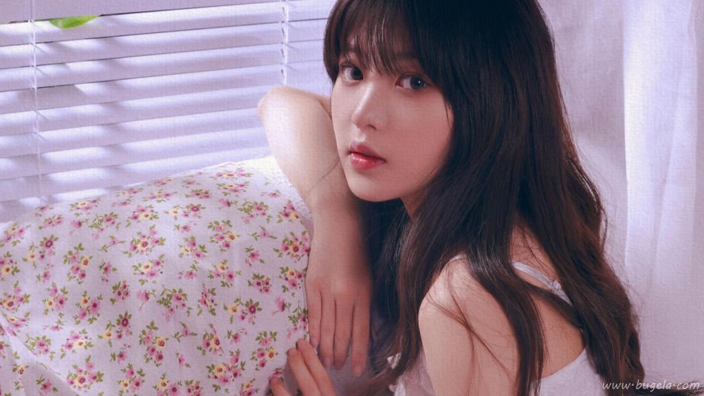 波浪卷长发美女柔情图片