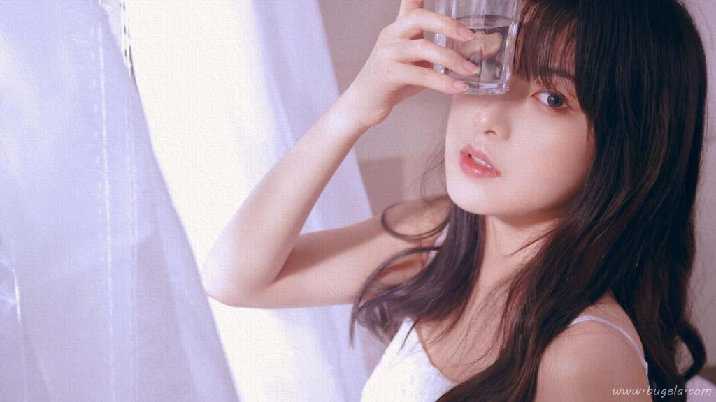 波浪卷长发美女柔情图片