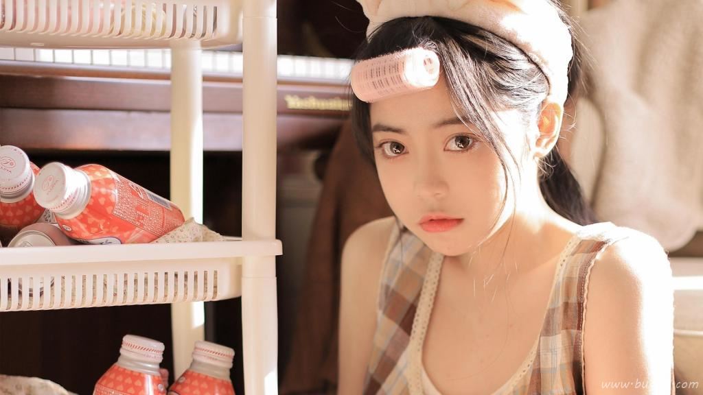 美女居家可爱俏皮图片