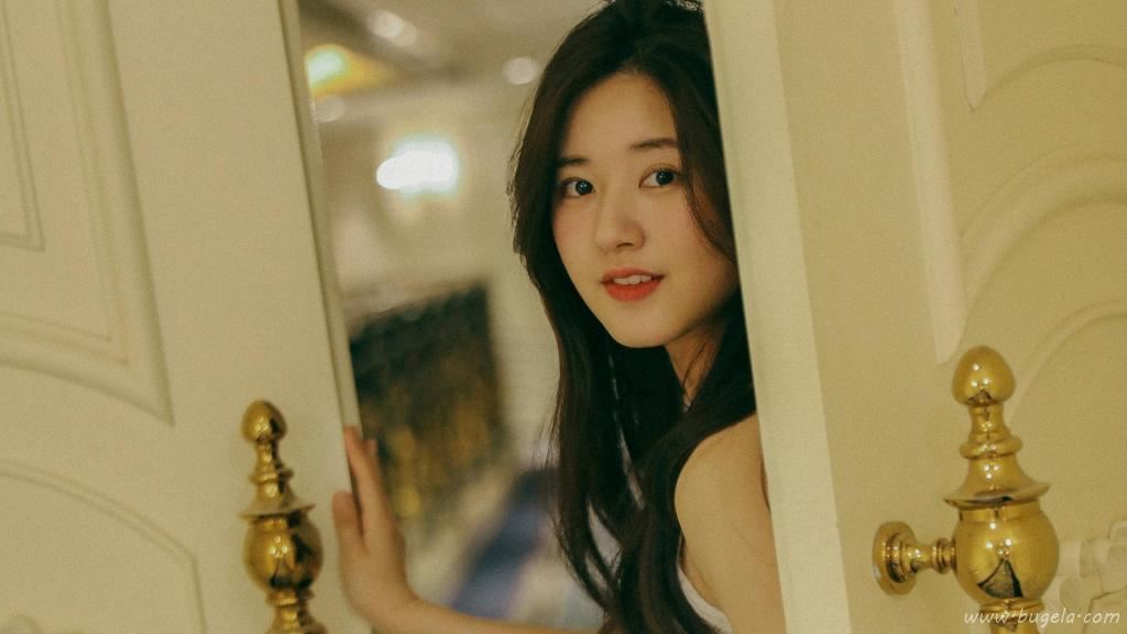 元气少女赵露思白色礼服可爱写真图片