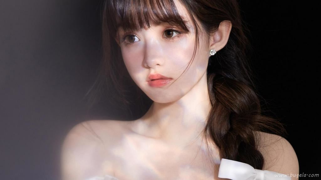 肤白貌美的气质美女图片
