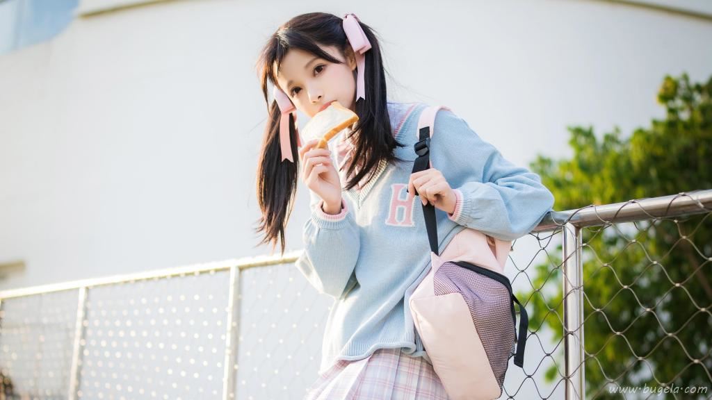 甜美面包少女谢安然可爱写真图片