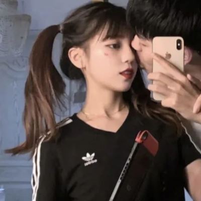 qq情侣头像男生女生拿手机的 可爱甜蜜图片