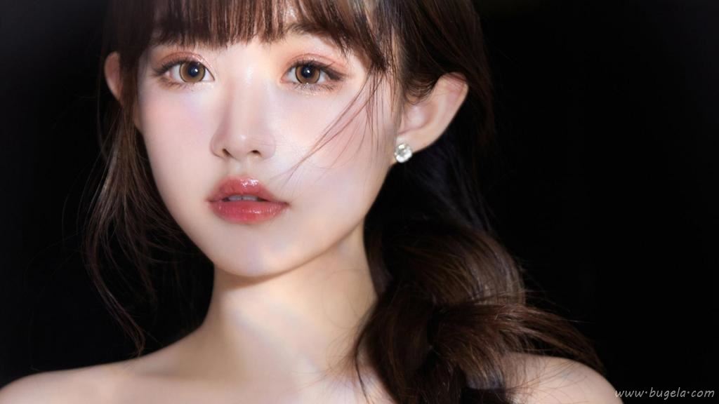 肤白貌美的气质美女图片