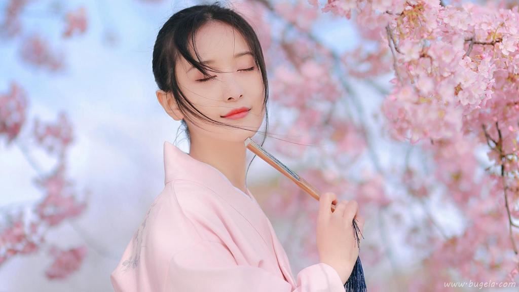 浪漫樱花季下的美女图片