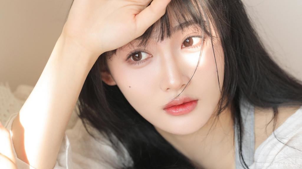 清新美女白皙迷人图片