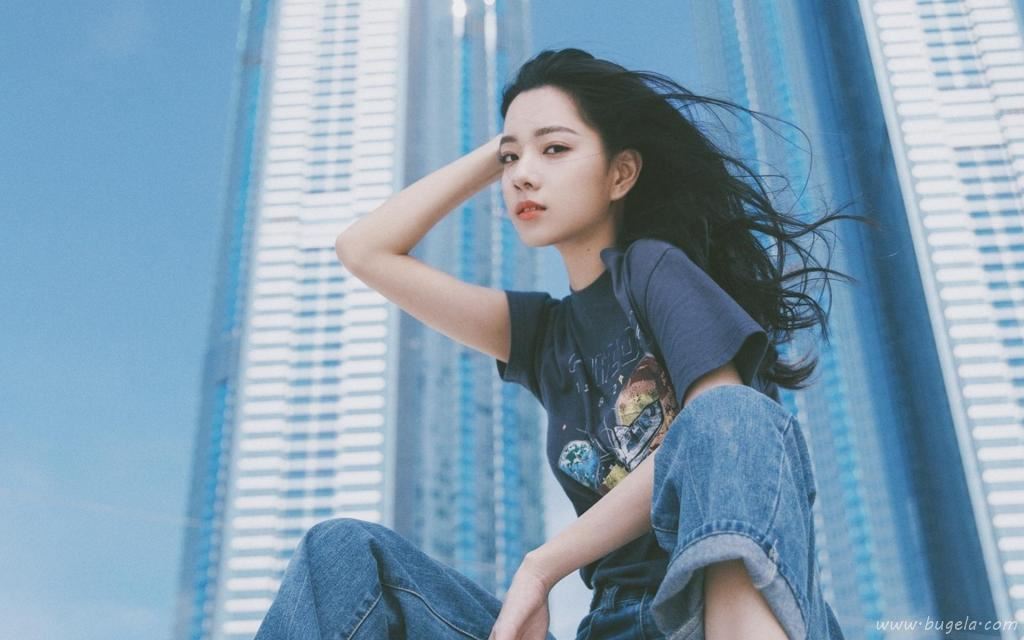 刺猬女孩庄达菲帅气街拍写真图片