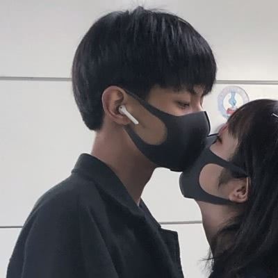 小男孩玩手机的情侣头像 独一无二情头图片