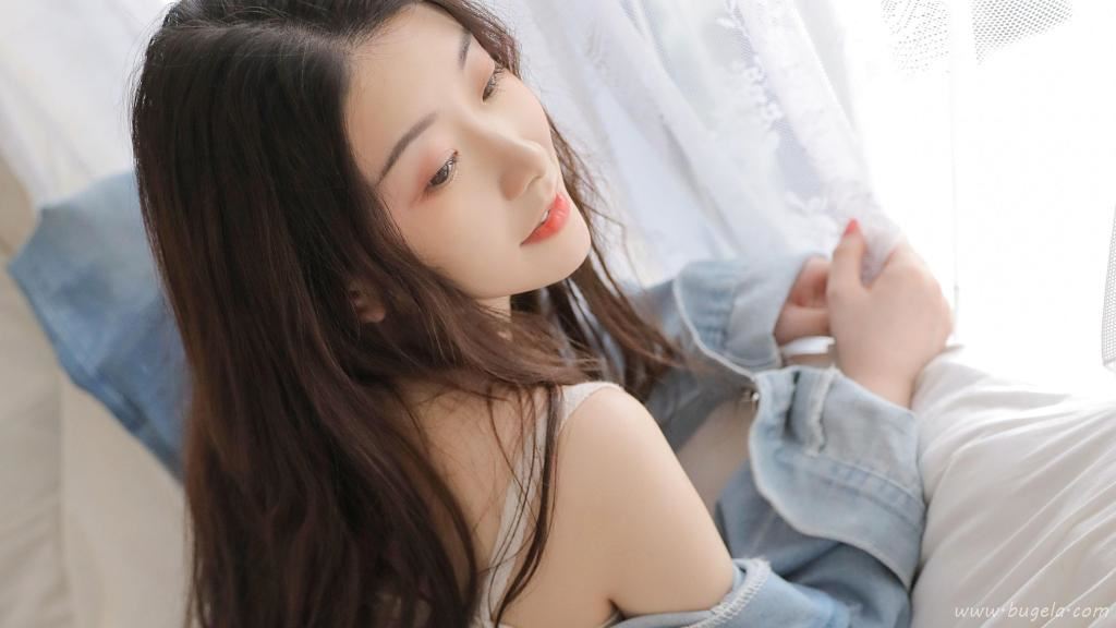 美女居家迷人图片