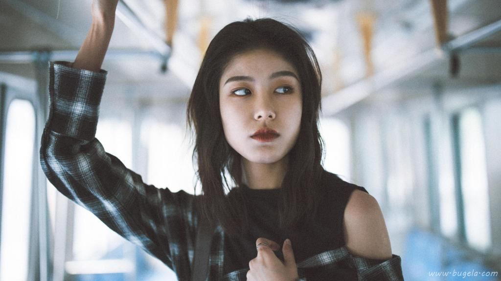 率性优雅的美女图片