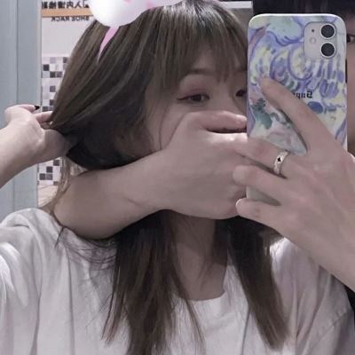 qq情侣头像男生女生拿手机的 可爱甜蜜图片