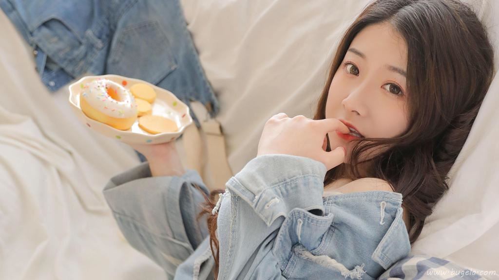 美女居家迷人图片