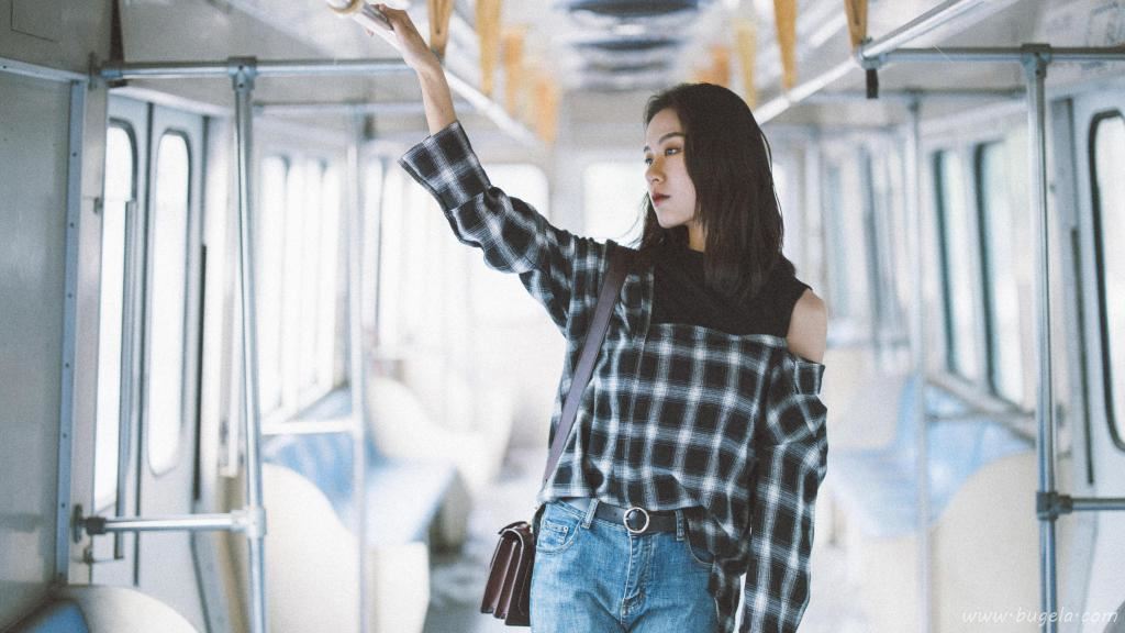 率性优雅的美女图片