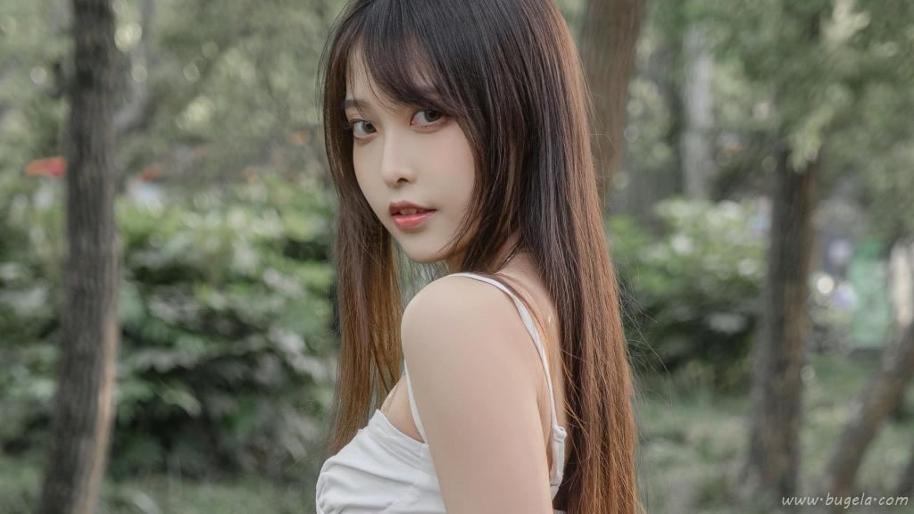 美女吊带裙露肩图片