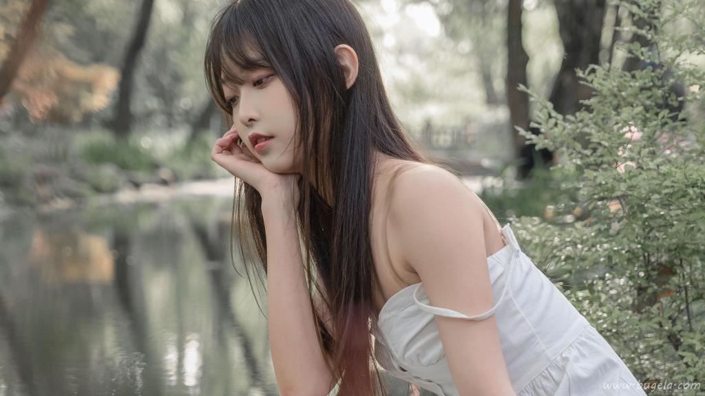 美女吊带裙露肩图片