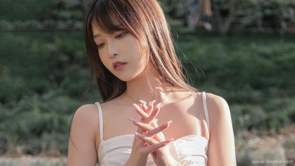 美女吊带裙露肩图片