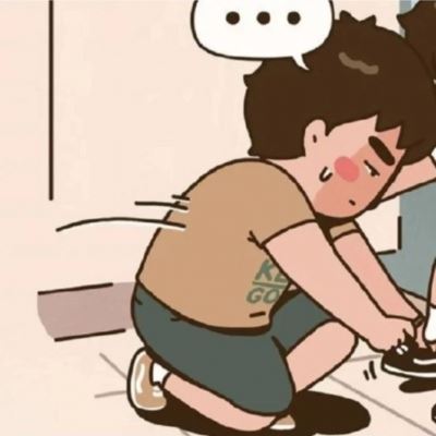 萌娃坐在凳子上的情侣头像 可爱情侣图片