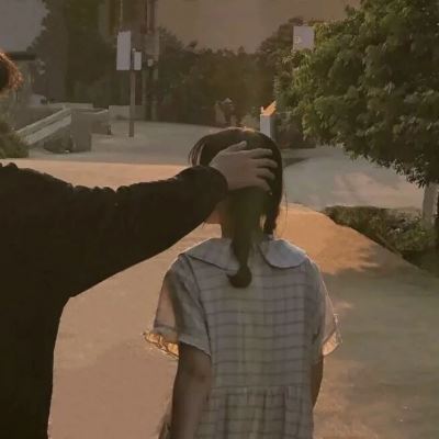 不明显的情侣头像沙雕一女一个狗 微信甜甜的情头图片