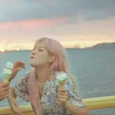 不明显的情侣头像沙雕一女一个狗 微信甜甜的情头图片