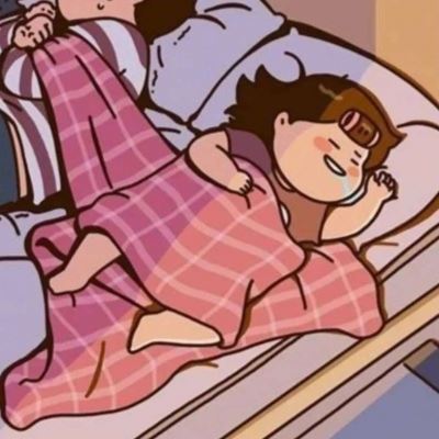 萌娃坐在凳子上的情侣头像 可爱情侣图片