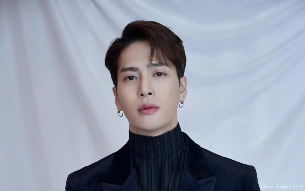 时尚潮流男孩王嘉尔帅气黑色西装迷人写真图片