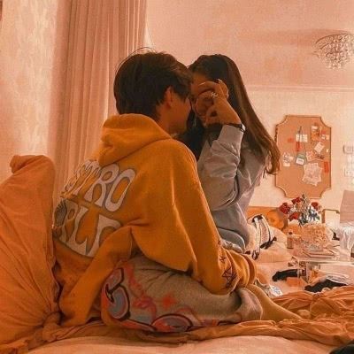 不明显的情侣头像沙雕一女一个狗 微信甜甜的情头图片