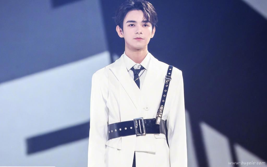 青春少年UNINE时尚白色系列迷人写真图片