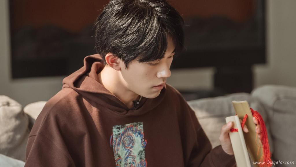 小清新少年易烊千玺时尚休闲迷人写真图片
