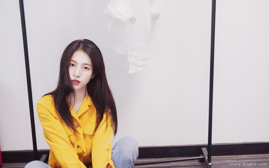 清纯靓丽女神周雨彤时尚魅力迷人写真图片