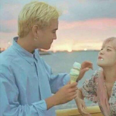 不明显的情侣头像沙雕一女一个狗 微信甜甜的情头图片