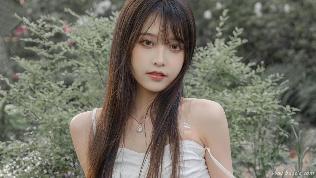 美女吊带裙露肩图片