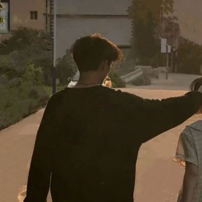 不明显的情侣头像沙雕一女一个狗 微信甜甜的情头图片