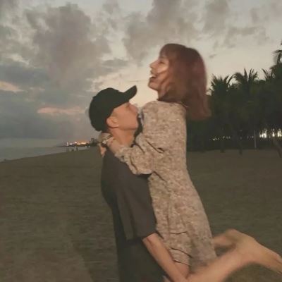 不明显的情侣头像沙雕一女一个狗 微信甜甜的情头图片